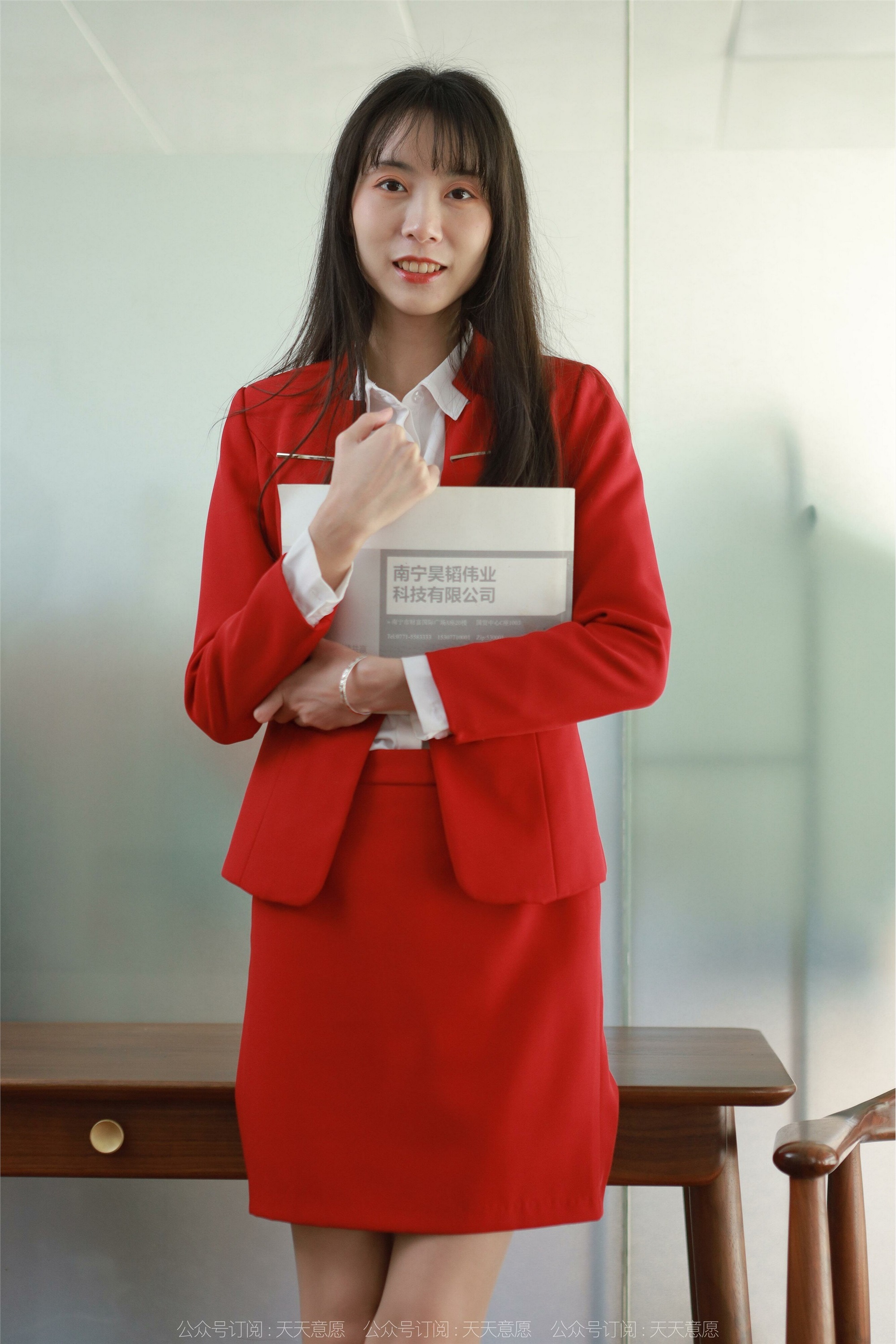 IESS异思趣向  2022.04.17 丝享家 1062：团团《红裙长腿OL》